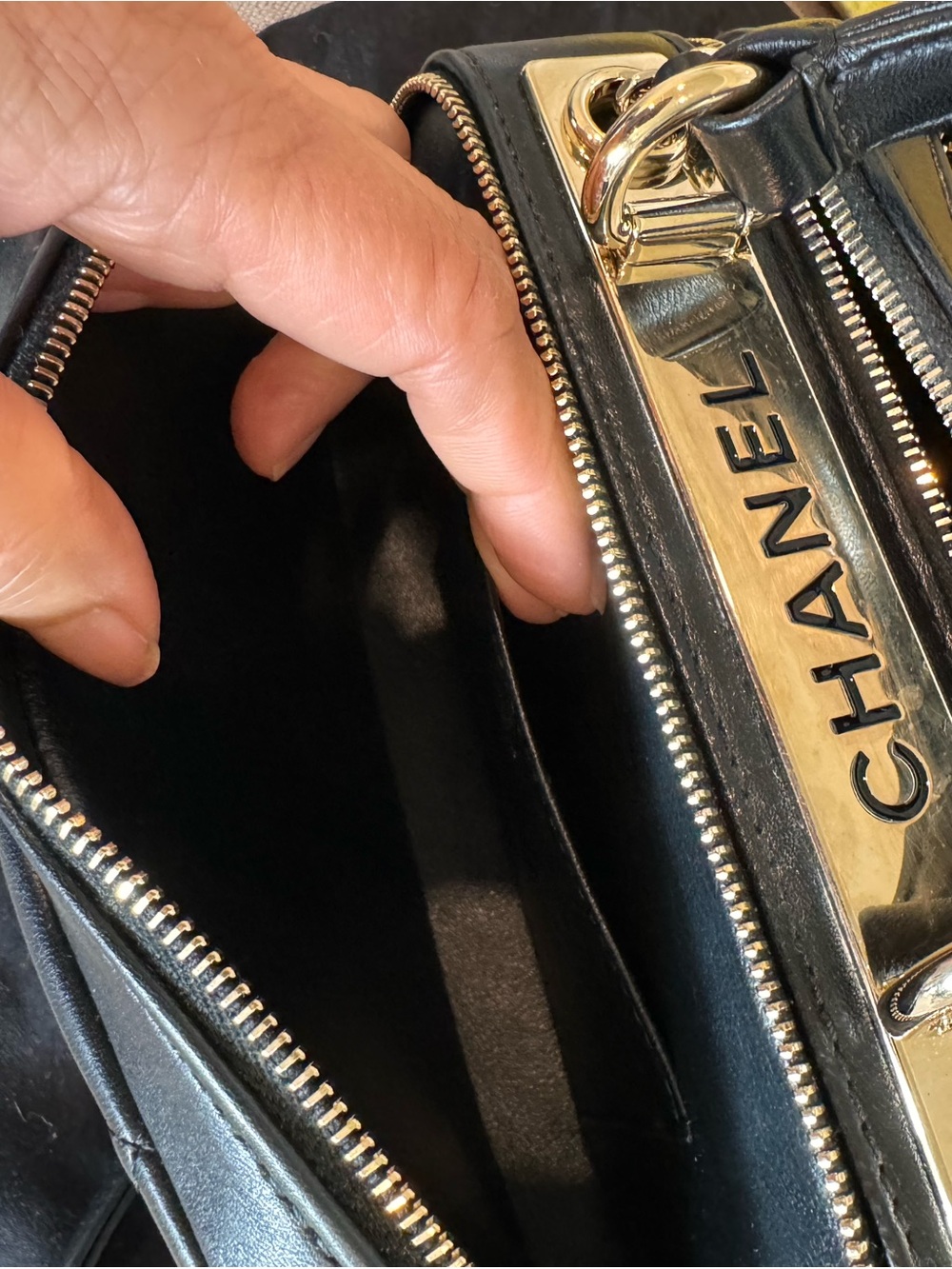 💯% Authentic CHANEL Lambskin Quilted Small Trendy CC Bowling Bag in Black. - Picture 5 of 8